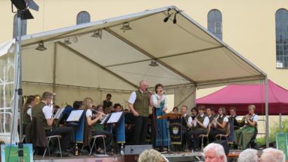 Bild: EXB
Das Große Blasorchester bei der Sommerserenade 2017, Sänger: Dirigent Josef Lobenhofer mit Frau Marita Lobenhofer