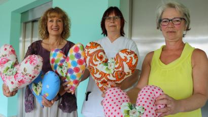 Bild: exb
Krankenschwester Andrea Deeg-Winter von der Station A4 am Klinikum Fichtelgebirge in Marktredwitz freut sich über 70 Herzkissen. (v.l.n.r.) Petra Ernstberger, Andrea Deeg-Winter, Cornelia Pohl