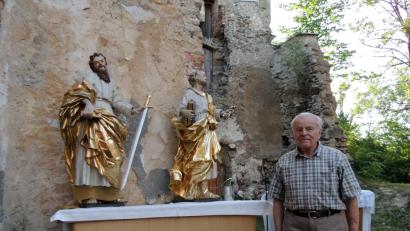 Bild: MOR
Richard Lehner (83) wurde noch in der Pfarrkirche Peter und Paul in Hopfenohe getauft. Er erinnert sich an Pfarrer Ritter und seinen Ministrantendienst bei dem Geistlichen in den 40er Jahren. Mit Lehner kehrten anlässlich des Jubiläumsbesuchs des Dekanats Auerbachs auch die Statuen der Heiligen Peter und Paul nach Hopfenohe zurück. Sie haben schon vor langer Zeit in Troschenreuth eine neue Heimat gefunden.