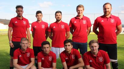 Bild: Rosner, Konrad
Die Neuen des ASV Waldsassen: Vorne von links: Noah Reichenberger, Nico Sticht, Hasan Tigil und Sebastian Gerl. Stehend von links: Trainer Christian Blay, Dominik Mayer, Okan Yavuz, Nico Fenzl und Trainer Roland Spitzl.