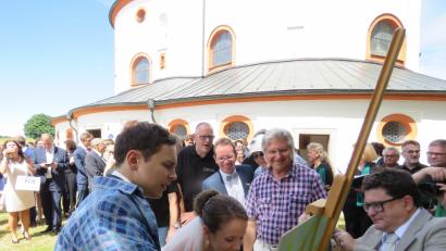 Bild: UBB
Luca und Jenny Frank bekamen vom Verein Kunsthaus Waldsassen e. V. die Aufgabe, ein Bild zu malen. Ob sie das meistern, beobachteten aufmerksam Zweiter Vorsitzender Markus Braun (re.), Künstler Tom Brankovic (Mitte), Brautvater und KuWa-Vorsitzender Wolfgang Horn sowie die Festgäste im Hintergrund.