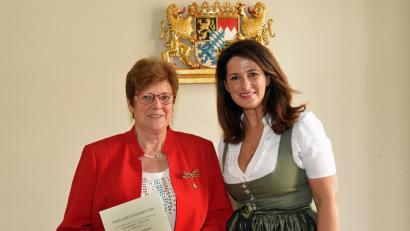 Bild: Baumgart/StMELF
Roswitha Hubmann (links) und Landwirtschaftsministerin Michaela Kaniber.