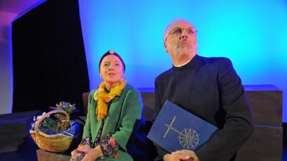 Bild: prlto
Wo soll das alles enden? Diese Fragen stellen sich Maude (Veronika Ostermeier, links )und Pater Finnegan (Reinhard Kausler) bei dem Stück „Harold und Maude“. Die LTO-Aufführung unter der Regie von Doris Hofmann hatte am Freitag in Vohenstrauß Premiere.