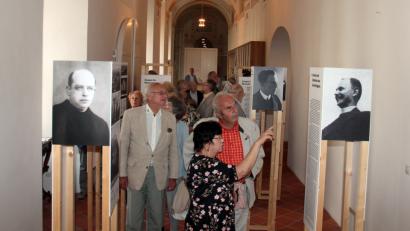 Bild: stg
Am Beispiel von insgesamt zehn christlichen Persönlichkeiten wird im Kreuzgang des Klosters Speinshart der sudetendeutsche Widerstand zwischen 1938 und 1945 beleuchtet. Matthias Dörr, Geschäftsführer der Ackermann-Gemeinde, führt thematisch in die Ausstellung ein.