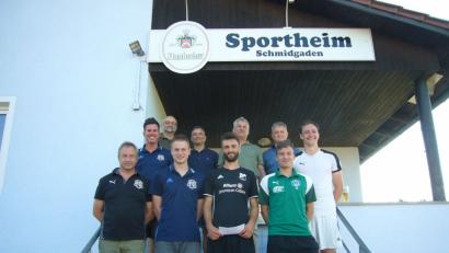 Bild: EXB
Die Spielführer der teilnehmenden Mannschaften mit Schmidgadenern FC-Funktionären und den Geschäftsführern der Firma Quadrus.