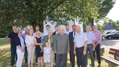 Bild: FVO
Josef Müller (vorne Mitte) freut sich über viele Glückwünsche zu seinem 80. Geburtstag.