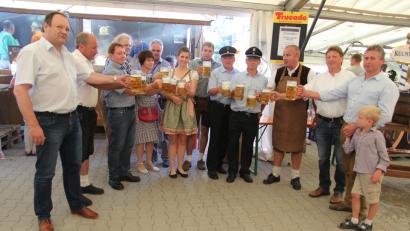 Bild: ral
Die Verantwortlichen der Feuerwehr Rottendorf stoßen auf ein gutes Gelingen der diesjährigen Kirchweih an.