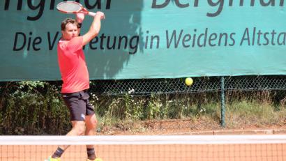 Bild: pmö
Die Herren 30 des TC Grün-Rot (im Bild Rainer Schmid) beendeten die Saison zwar mit einer Heimniederlage. Der vierte Platz in der Bayernliga stellt jedoch die Mannschaft zufrieden.