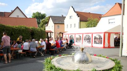 Bild: njn
Rund um den Springbrunnen in der Pfarrgasse feierte die Siedlergemeinschaft ihr Brunnenfest.