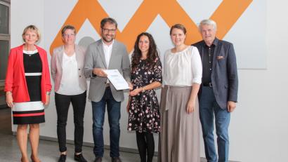 Bild: OTH Amberg-Weiden/exb
Tobias Riedl (Dritter von links) ist neuer Unterstützer im Förderkreis Deutschland-Stipendium. Hier übergibt er im Beisein von Vertretern der OTH eine Stipendien-Urkunde