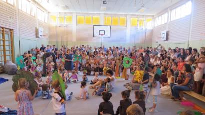 Bild: JZK
Leiterin Ulrike Hederer (stehend) dankte allen, die zum Gelingen des Sommerfestes beigetragen haben.