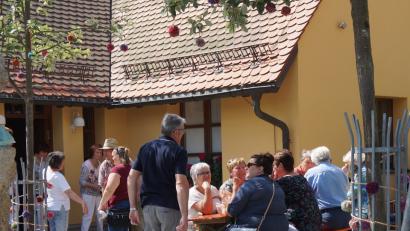 Bild: WEU
Kaffee und leckere Torten und Kuchen konnten vor dem Pfarrheim genossen werden.