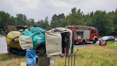 Bild: mde
Stark deformiert wurde auch das Fahrerhaus des Lasters. Teile der "Ladung" ergossen sich im Straßengraben.