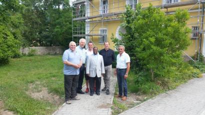 Bild: exb
Begutachten die Renovierungsarbeiten am Wutschdorfer Pfarrhof (von links): Andreas Schönberger, MdL Reinhold Strobl, SPD-Kreisvorsitzender Uwe Bergmann, Pfarrer Moses Gudapati, Architekt Georg Zunner und Max Bösl.