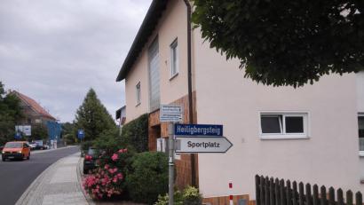 Bild: Barbara Gerl
Am Heiligbergsteig sollen neue, einheitliche Schilder aufgestellt werden, die zum Sportplatz, zur Schule und zum Kindergarten weisen.