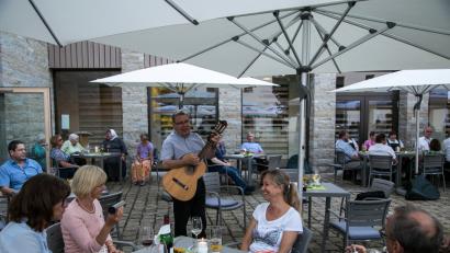 Bild: RW
Musikalische Begegnungen beim Weinabend im Johannisthal. Immer wieder greift Direktor Manfred Strigl selbst in die Seiten und animiert die Gäste zum Mitsingen.