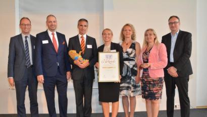 Bild: exb
Großen Ehre für das Klinikum Weiden. Im Bild sind zu sehen (von links) Landtagsabgeordneter Bernhard Seidenath, vom Klinikum Weiden Dr. Thomas Egginger (ärztlicher Direktor), Chefarzt Prof. Dr. Frank Kullmann, Michaela Hutzler vom Pflegedienst und Ivonne Walter sowie Gesundheitsministerin Melanie Huml und Dr. Thomas Breidenbach von DSO. 	Bild: exb