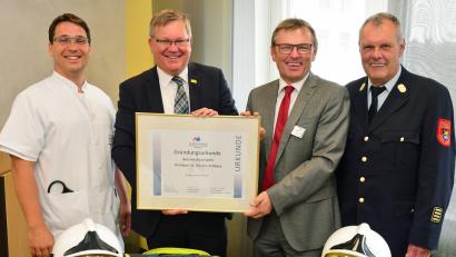 Bild: Petra Hartl
Marc Bigalke, OB Michael Cerny, Klinikumsvorstand Manfred Wendl und Stadtbrandrat Bernhard Strobl (von links) freuen sich über die Gründung einer neuen Betriebsfeuerwehr in St. Marien, die per Urkunde besiegelt wird. Sechs neue Brandschutzjacken samt Helmen sollen die Mitarbeiter bei einem Ersteinsatz zum Beispiel bei der Evakuierung von Patienten schützen, bevor dann die Freiwillige Feuerwehr eintrifft und die Brandbekämpfung übernimmt.