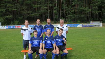 Bild: sne
Der SC Schwarzenbach begrüßt sieben Neuzugänge in seinen Reihen. Hinten von links: Trainer Uwe Salfer, Andreas Stemmler, Florian Kuschel und Sportlicher Leiter Rainer Flierl; Vorne von links: Marcello Siemski, Dominik Schubert, Thomas Fremuth. Es fehlen Benjamin Wörle, Joshua Larsen.