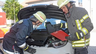Bild: Gabi Schönberger
Bei einem Unfall soll die Stromversorgung von E-Autos automatisch gekappt werden. Mit Hilfe technischer Datenblätter wissen die Rettungskräfte bei einem Unfall schnell, wo die Leitungen liegen, die Batterie sitzt und wo sie hinlangen müssen.