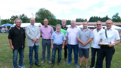 Bild: rn
Von rechts: Schirmherr Karl Lorenz erhielt viele Informationen über den Deutschen Schäferhund durch Landesgruppenvorsitzenden Klaus Dworschak,, Ortsvereinsvorsitzenden Michael Siegler, Landesgruppenzuchtwart Erich Bösl, Schauleiter Manfred Kausler und weitere Wertungsrichter