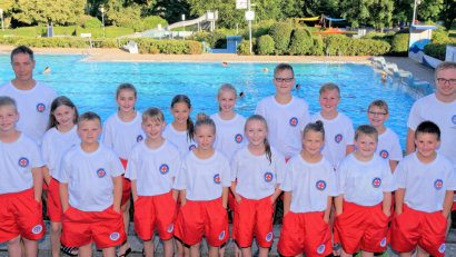 Bild: tu
Die Mitglieder der neuaufgebauten Jugendgruppe der Pleysteiner Wasserwacht mit Ortsgruppenleiter Martin Haberkorn (links) und Jugendleiter Christoph Müllhofer (rechts) freuen sich auf ihre Aufgaben.