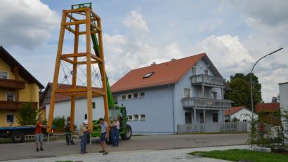 Bild: dob
Die Bauphase des Glockenturms in Unterlind geht nun in die Endphase. Am Montag schwebte die Holzkonstruktion ein.