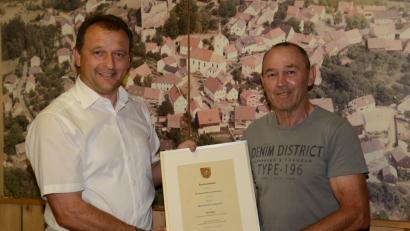 Bild: bey
Bürgermeister Anton Kappl (links) überreicht Hermann Gebhardt für seine zehnjährige Tätigkeit als Marktrat eine Dankurkunde.