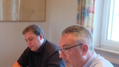 Bild: ohr
Der Kämmerer der Verwaltungsgemeinschaft Schwarzenfeld, Thomas Krapf (rechts), erläuterte im Beisein von Vorsitzenden Hans Gradl den Haushaltsplan 2018 des Zweckverbandes zur Wasserversorgung der Pretzabrucker Gruppe im Sitzungssaal des Wasserwerks Asbach.