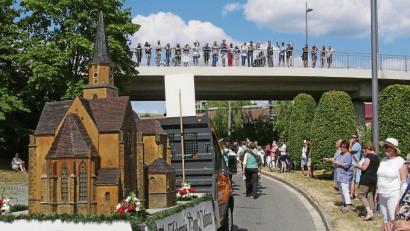 Bild: tr
Von der Brücke über den Bahngleisen haben die Zuschaer den perfekten Blick auf den St. Johannis Dom zu Nabburg.