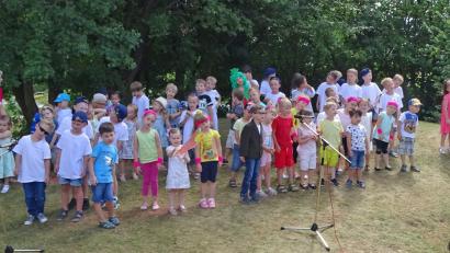 Bild: RDO
Beim Abschlusslied „Mein Kopf ist aus Gummi“ zeigten die Sänger des Kindergarten St. Wolfgang wie fit sie sind und Bewegung dem Körper guttut.