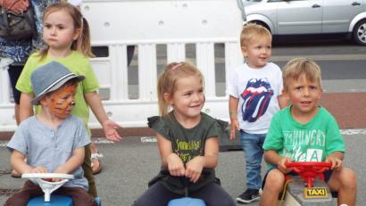Bild: e
Auf die Plätze, fertig, los: Bobbycar-Rennen im Kindergarten Arche Noah.