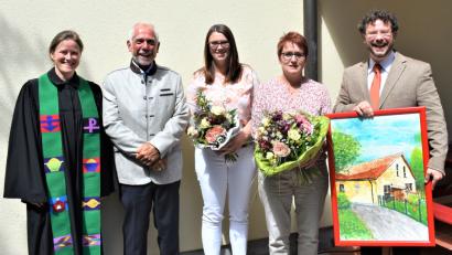Bild: RGR
Am Schluß gab es Blumen für Kita-Leiterin Ines Gutt (Zweite von rechts) und für Yvonne Rothmaier (links daneben). Pfarrer Dr. André Fischer überreichte Gutt außerdem ein Bild von der Kita. Pfarrerin Anne Utz (von links)) und Udo Greim als dritter Bürgermeister und Vertrauensmann der evangelische Gemeinde feierten mit.