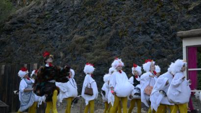 Bild: BEY
Der Stolz des Hahnes in seiner Hühnerschar ist unübersehbar.