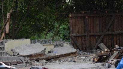 Bild: jma
Zu einem schweren Arbeitsunfall kam es am Montagabend in Teublitz. Ein junger Mann wurde bei Abrissarbeiten von einer umfallenden Mauer erfasst.