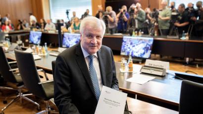 Bild: Kay Nietfeld/dpa
Horst Seehofer (CSU), Bundesminister des Innern, für Bau und Heimat, stellt den «Masterplan Migration» im Bundesinnenministerium vor.