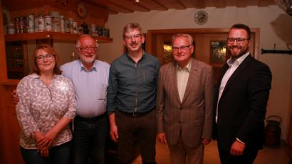 Bild: wro
Für ihre Treue zur Orts-CSU wurden Robert Bauer und Gerhard Pöschl (3. bzw. 4. von links ausgezeichnet. Es gratulierten Vorsitzender Matthias Grundler (rechts) und Bürgermeister Herbert Bauer (2. von links). Neumitglied Brigitte Bauernfeind (links) schloss sich den Glückwünschen an.