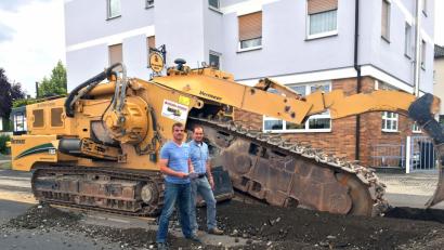Bild: Stadtwerke Amberg/exb
Durch den Einsatz dieser Felsgrabenfräse kann die komplette Granulatschicht in der Gailoher Hauptstraße ohne Erschütterungen und Lärmbelästigung auf 550 Metern innerhalb eines Tages ausgebaut werden. Stadtwerke-Meister Jürgen Brunner (links) und Betriebsingenieur Stefan Prüfling kümmern sich darum, dass die Arbeiten wie geplant erledigt werden.