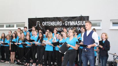 Bild: lg
Einer der Beiträge des OGO-Chors entstammte dem modernen Musical "Hamilton" von 2015. Heinz Dettmann (Zweiter von rechts) präsentierte souverän einen Solopart.