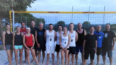 Bild: tra
Die drei erstplatzierten Teams mit den Organisatorinnen Anja Bachfischer und Linda Trager (von links).