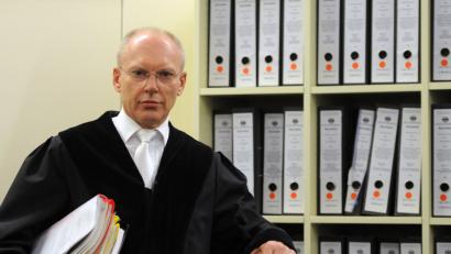 Bild: Andreas Gebert/dpa
Richter Manfred Götzl im Oberlandesgericht in München.