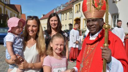 Bild: jr
Bischof Moses begrüßt vor dem Pfarrhof zahlreiche Eltern mit ihren Kindern und spendet den Segen.