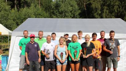 Bild: hä
Beim 33. Volkstriathlon erhielten alle Sieger ihrer jeweiligen Klasse Pokale. Allen voran gratuliert Wasserwachts-Vorsitzender Ralf Püschner und Bürgermeister Franz Stahl (Zweiter und Dritter von links).