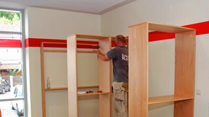 Bild: oy
Im Automatenbereich der Sparkasse Rosenberg stehen Kunden und Passanten im öffentlichen Bücherschrank auf 35 Regalmetern Romane, Sachbücher, Bildbände und andere Schmöker zur Verfügung.