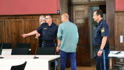 Bild: Petra Hartl
Der Angeklagte wurde am ersten Prozesstag in Fußfesseln vorgeführt.