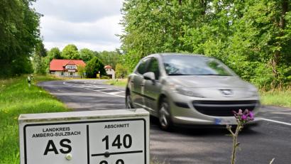 Bild: Petra Hartl
Die Kreisstraße AS 2. Auch sie wird einer Prüfung unterzogen.