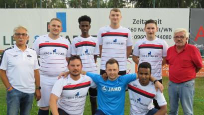Bild: ADJ
Der ASV Neustadt stellte seine neuen Spieler vor: (kniend von links) David Beck, Trainer Norbert Kraft und Mohammed Nur Khalid; (stehend von links) Vorsitzender Juan Vilas, Andreas Zeisser, Abdulla Ayub Jusuf, Vitczslav Iwaschenkow, Andreas Bertram und Abteilungsleiter Hans Wiesenbacher. Nicht auf dem Bild sind Artur Bertram und Andreas Rupprecht.