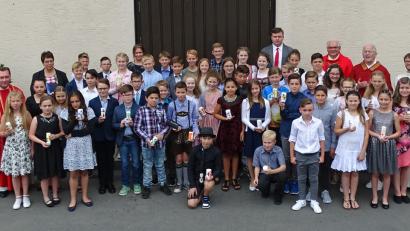 Bild: Dobmeier
48 junge Christen empfingen in Rothenstadt das Sakrament der Firmung von Domkapitular Dr. Roland Batz (Zweiter von links) im Beisein weiterer Geistlicher.