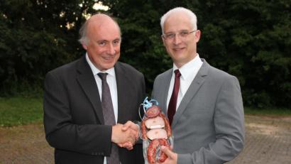 Bild: kro
Mit einem Geschenk verabschiedete der Schulleiter des Stiftland-Gymnasiums, Georg Hecht, den langjährigen Elternbeiratsvorsitzenden Thomas Weiß (rechts).