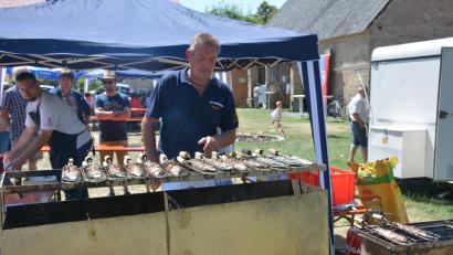 Bild: ak
Mitunter heißt es etwas warten, bis die gegrillten Makrelen und Forellen fertig sind.